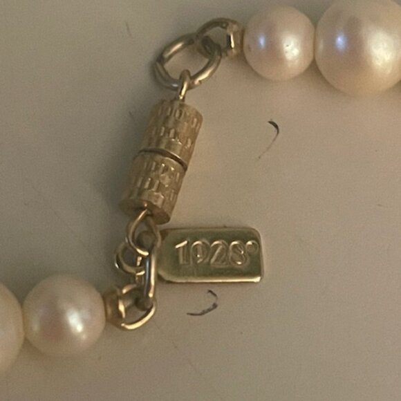 RETRO 1928 FAUX PEARL NECKLACE COSTUME 8MM ROUND CREAM COLOR 18" Long Preowned - Picture 2 of 2